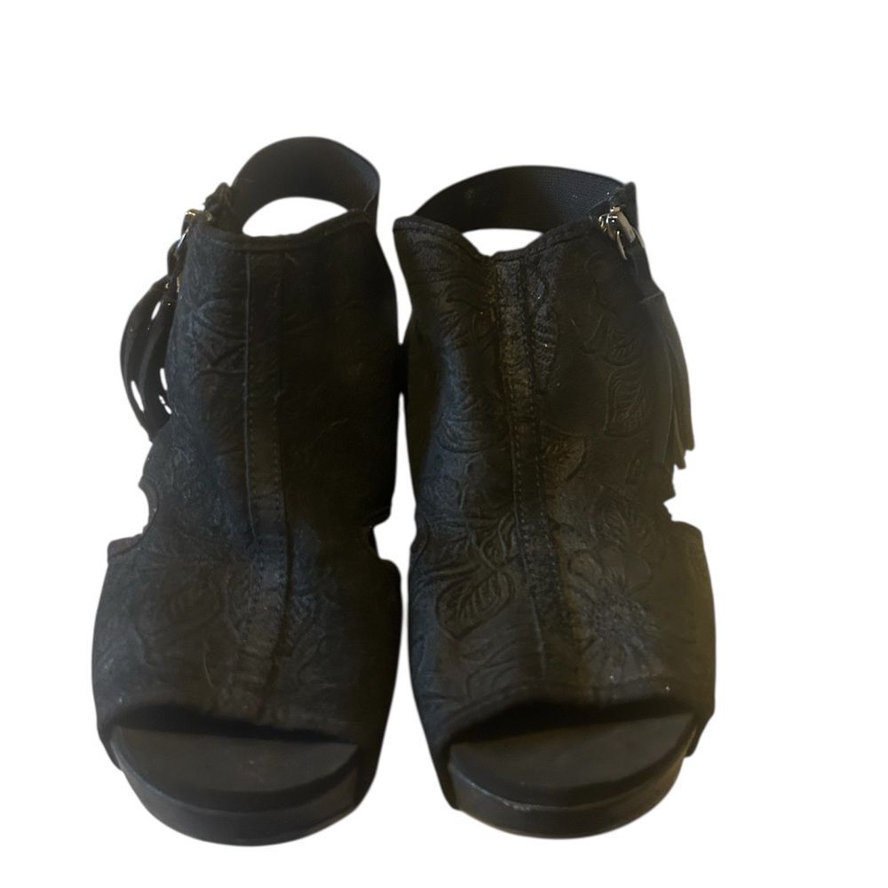 Yellow Box Women’s Black Floral pattern Sheridan Wedges Shoes Sandals  Size 8.5 - Picture 3 of 8